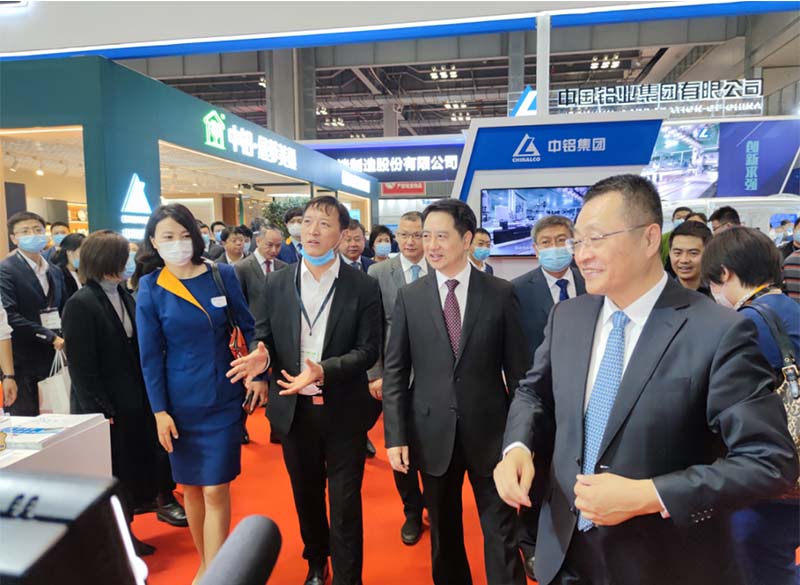 铝板厂家_全国政协常委、中国有色金属工业协会党委书记葛红林等领导到公司展位参观指导
